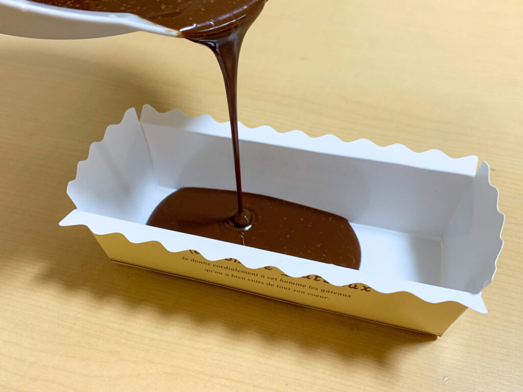 チョコレートを型へながす